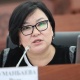 Депутат Рада Туманбаева Акылбек Жапаровго: "Кумтөр боюнча токтомдо жоопкер болсоңуз, жооп бергенге даярсызбы?"
