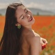Кызгалдак талаасында кылыктанып... Алия Шагиеванын сүрөттөрү бирин суктандырса, биринин кыжырына тийди
