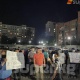 Асылбек Жээнбековдун тарапташтары чогулуп жаткан Биринчи Май райондук сотуна үч автоунаа кирип кетти