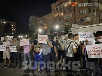 Биринчи Май райондук сотунун алдына Өмүрбек Бабановду колдоп келгендердин саны көбөйүүдө