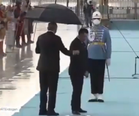 Сүрдөдүбү же... Садыр Жапаровдун Түркияда килемден өтүп жатып адашканы талкууга алынды