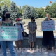 "Биз сабиз жана палоосуз жашай алабыз, бирок сөз эркиндигине тийбегиле". Ак Үйдүн алдында тынчтык митинги өтүүдө
