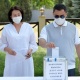 Садыр Жапаров менен жубайынын шайлоо тилкелеринен тышкары жайда добуш берип жаткандагы сүрөтү