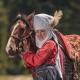 Эне тилге эки мүнөт: "Ак чөп башта", "бөрү этектен, жоо жакадан алганда" фразеологизмдеринин мааниси