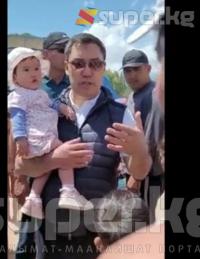 "Биринчи айым менен чогуу". Садыр Жапаров көл жээгинде эс алуучулар менен жолугуп, суроолоруна жооп берди