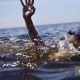 Каракол шаарында көлгө чөгүп жаткан жаранды милиция кызматкери куткарып калды
