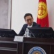 Жанында Сарыбашов жандап отурат. Алмаз Мамбетов Ош шаардык мэриясынын жамаатына тааныштырылды (сүрөт)