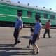 "Көп маани берилбей калат". Балыкчыдагы темир жол бекетинде "коопсуз поезд" иш-чарасы өткөрүлүүдө