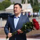 Аксакалдар менен баарлашып... Садыр Жапаров Жусуп Абдрахмановдун кичи мекенинде эстелигине гүл койду