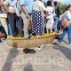 Бут кийимдерин чечип, отургучтардын үстүнө чыгып... Аянтта эл парадды көрүп жатат