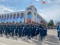Экс-президенттер, аянтка батпаган эл... Борбордук аянтта өтүп жаткан параддан сүрөт, видео
