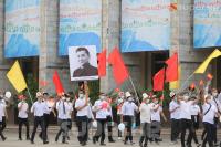Иса Ахунбаев, Чыңгыз Айтматов... Аянттагы парадда шаар тургундары кыргыз залкарларынын сүрөттөрүн көтөрүп чыгышты (сүрөт баян)