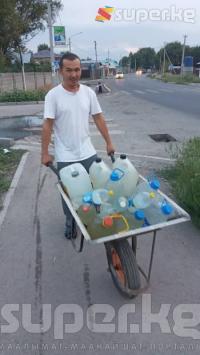 "Тагдырдын өгөй балдарындай аябай кыйналдык". Бишкектин Төмөнкү Ала-Арча айылында суу жок, эл кыйналууда