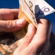 Орточо эсеп менен пенсия 455 сомго көбөйтүлөт. Президент тийиштүү жарлыкка кол койду