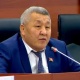 Депутат "Манас" аэропортунда бет кап тагынуу, аралыкты сактоо талабы аткарылбай жатканын айтты