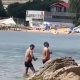 "Мончого түшкөндөй эле". Пакистандыктардын Ысык-Көлдө жуунуп жаткандагы видеосу кызуу талкуу жаратты