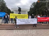 "Текстиль тармагын бул жол менен өнүктүрө албайбыз". "Дордой" базарынын соодагерлери митингге чыгышты