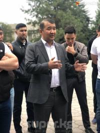 Митингге чыккан "Дордой" базарынын соодагерлери менен экономика жана финансы министринин орун басары жолукту