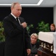 Владимир Путин адамды ажалдан куткарам деп каза болгон ӨКМ башчысы менен коштошту (видео)