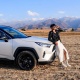 Айсулуу Тыныбекова президент белек кылган Toyota RAV-4 унаасы менен жаратылыш койнунда фотосессия уюштурду