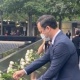 Руслан Казакбаев Нью-Йоркто. Ал терракттардын курмандыктарынын эстелигине гүл койду