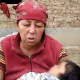 7 баланын энеси Рахима Юлдашева 28 жылдан бери паспорт ала албай келет. Ага эмне себеп болууда?