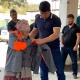 Интернетте улгайган аялга форма кийгизип жаткан сүрөт нааразычылык жаратты. "Ош Тазалыктын" жетекчиси түшүндүрмө берди