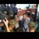 Уулу менен учурашып... Алмазбек Атамбаевди сот отурумуна алып келген видео