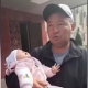 Өкмөт үйүнүн алдында наристесин көтөргөн жаран нааразычылык билдирип чыкты