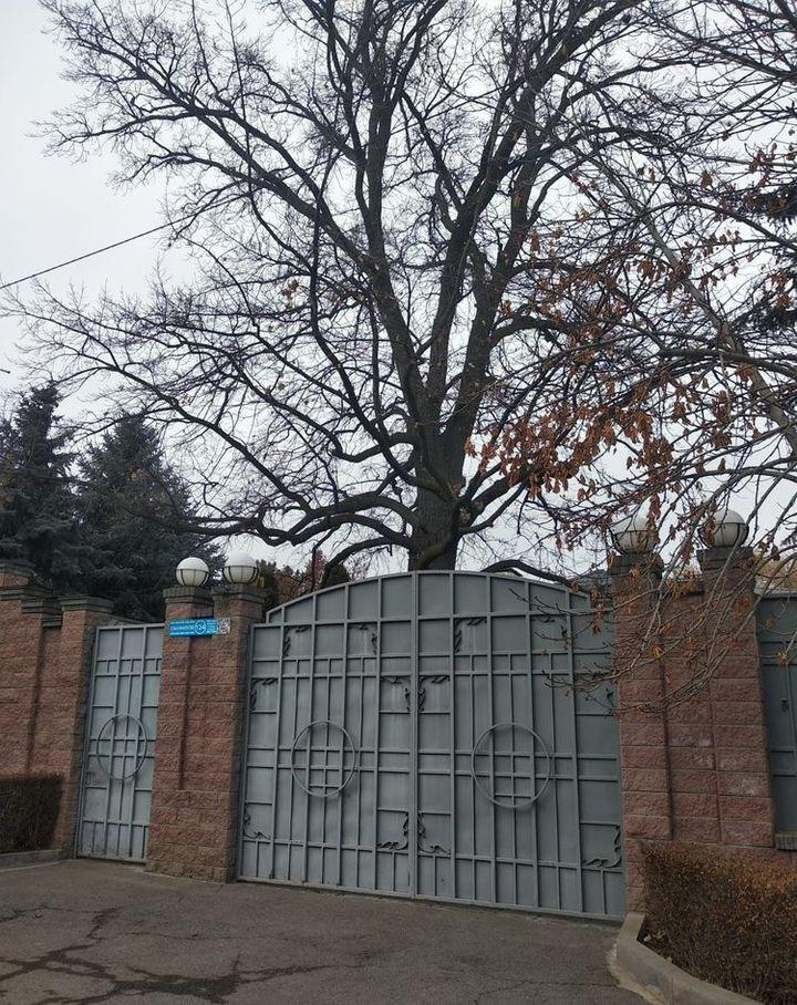 Нурсултан Назарбаевдин бир тууганы Болат Назарбаевдин үйү. Бул үйдө учурда эч ким жок.