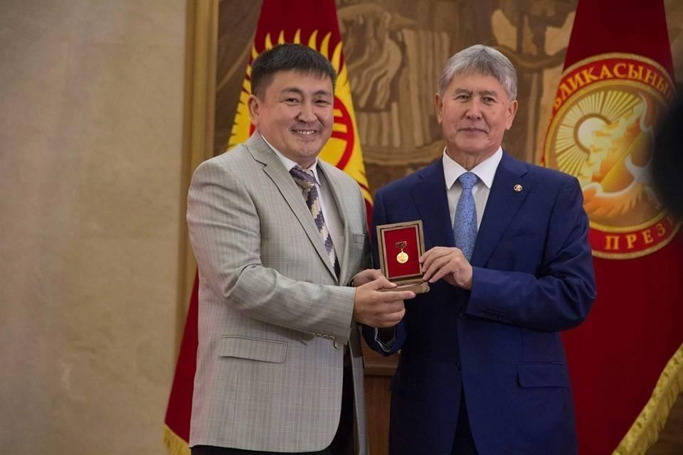 2016-жылы Кыргыз Республикасынын Эл артисти наамын алган.