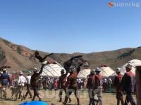 Эне тилге эки мүнөт: Анда алдуулардын түлкүсү түштө улуп турган кези эле. "Түлкүсү түштө улуп" мааниси