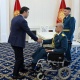 Президент Кыргыз-Тажик жаңжалында октон жаракат алган чек арачыга батир берди