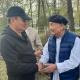 Алымкадыр Бейшеналиев бир кезде "лопух" деп айткан хирург Эрнст Акрамов менен кол алышып сүрөткө түштү
