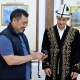 "Футболка жана мээлей". Садыр Жапаров мушкер Дмитрий Биволду кабыл алды (фото)
